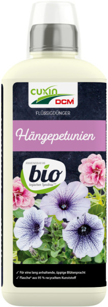 Produktbild von Cuxin DCM Flüssigdünger für Hängepetunien BIO in einer 0, 8, Liter Flasche mit Abbildungen von blühenden Petunien und Hinweisen zur biologischen Landwirtschaft sowie zum Recyclinganteil der Flasche.