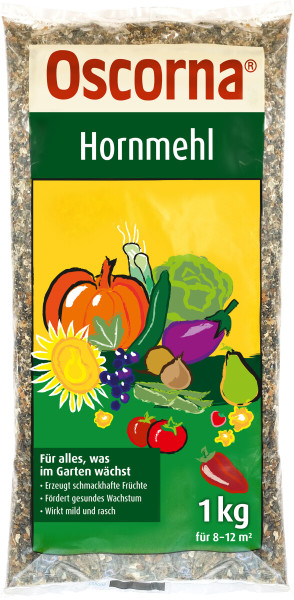 Produktbild von Oscorna-Hornmehl 1kg Verpackung mit Visualisierung verschiedener frischer Gartenfrüchte und Angaben zur Förderung von gesundem Pflanzenwachstum auf Deutsch.
