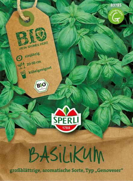 Produktbild von Sperli BIO Basilikum Saatgut Verpackung mit grünem Etikett und Informationen zu einjähriger Wuchsdauer sowie Kübelgeeignetheit vor Basilikumpflanzen Hintergrund.
