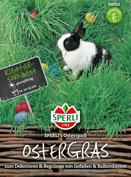 Produktbild von SPERLI Ostergras mit einem Kaninchen im grünen Gras neben Ostereiern und einem Schild das KleinTier Sortiment ganzjährig anzeigt vor einem Hintergrund aus Korbgeflecht mit der Aufschrift OSTERGRAS zum Dekorieren und Begrünen von Gefäßen un