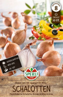 Produktbild von Sperli Französische Schalotte Mikor mit Schalottenknollen im Vordergrund auf einer Holzoberfläche und unscharfem Hintergrund mit Gemüse sowie... Produktbild von Sperli Französische Schalotte Mikor mit Schalottenknollen im Vordergrund auf einer Holzoberfläche und unscharfem Hintergrund mit Gemüse sowie Preisgruppenangabe und Infos zur Pflanzzeit in deutscher Sprache.