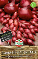 Produktbild von Sperli Rote Steckzwiebel Rote Winter mit Darstellung der roten Zwiebeln und Verpackungsinformationen wie Pflanzzeit und Größe. Produktbild von Sperli Rote Steckzwiebel Rote Winter mit Darstellung der roten Zwiebeln und Verpackungsinformationen wie Pflanzzeit und Größe.