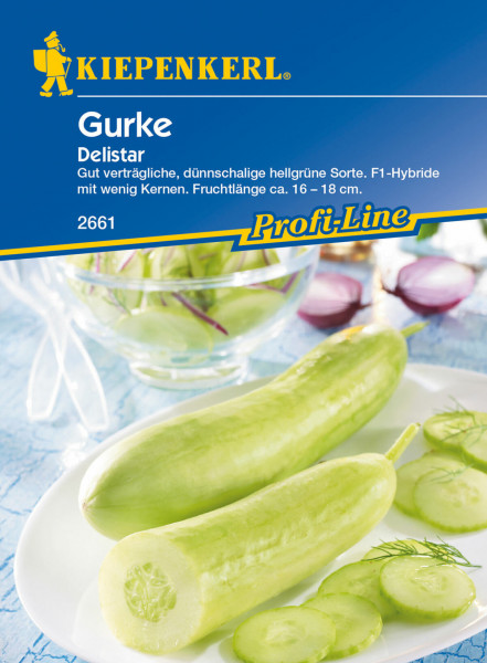 Produktbild von Kiepenkerl Gurke Delistar F1 zeigt Verpackung und die dargestellte dünnhäutige, hellgrüne Gurkensorte auf einem Teller neben einer Schale mit Gurkenscheiben.
