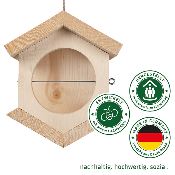 Produktbild des Gardigo Tier-Haus Futterhaus Moduls aus Holz, aufgehängt, mit den Siegeln entwickelt mit einem Fachmann und hergestellt in einer sozialen Einrichtung, Made in Germany, sowie den Schlagworten nachhaltig, hochwertig, sozial.