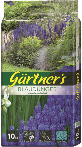 Produktbild von Gaertners Blauduenger 12+6+15+2 phosphatreduziert 10kg mit Gartenlandschaft, blühenden Pflanzen und Angaben zur Anwendung und Produktspezifikationen.