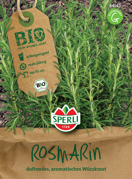 Produktbild von Sperli BIO Rosmarin mit einem braunen Papierbeutel der Marke ein grünes Preisetikett und eine Anhängerkarte mit Informationen zur Mehrjährigkeit und Kultivierungshinweisen vor einem Hintergrund aus Rosmarinpflanzen
