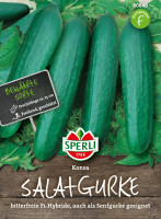 Sperli Salatgurke Konsa, F1 Produktbild von Sperli Salatgurke Konsa F1 mit grünen Gurken auf Holzhintergrund und Tafel mit Text Bewährte Sorte Freiland geschützt sowie Preisgruppe und Logo.