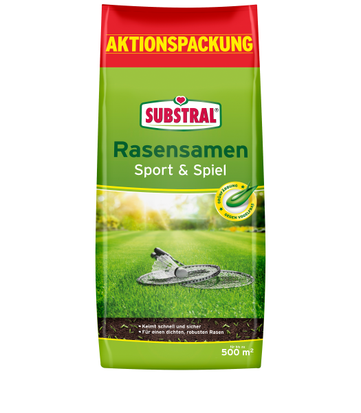 Produktbild von Substral Sport & Spiel Rasensamen 10kg Verpackung mit grün-roter Gestaltung, Produktnamen und Bild von Tennisschlägern auf Rasenfläche.