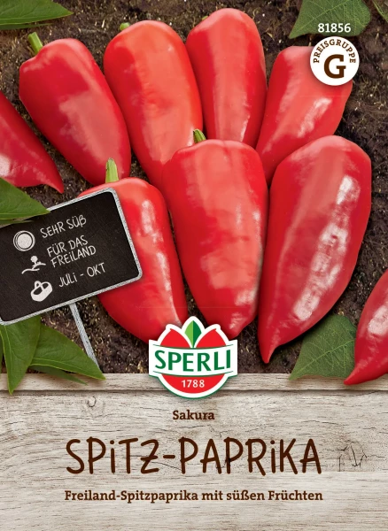 Produktbild von Sperli Spitzpaprika Sakura mit roten Früchten auf Erdboden, Preisgruppenhinweis, Hinweisschild sehr süß für das Freiland Juli-Okt und Markenlogo.