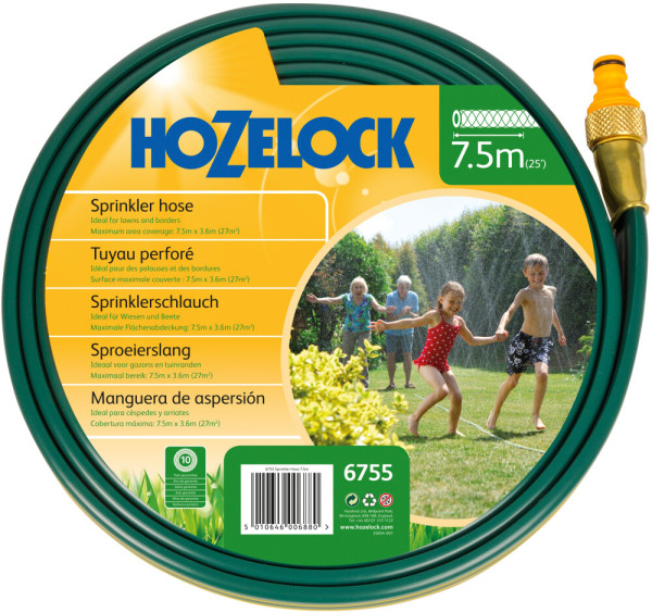Produktbild des Hozelock Sprinklerschlauchs 7, 5, m aufgerollt in der Verpackung mit Wasser sprühendem Schlauch und spielenden Kindern im Hintergrund