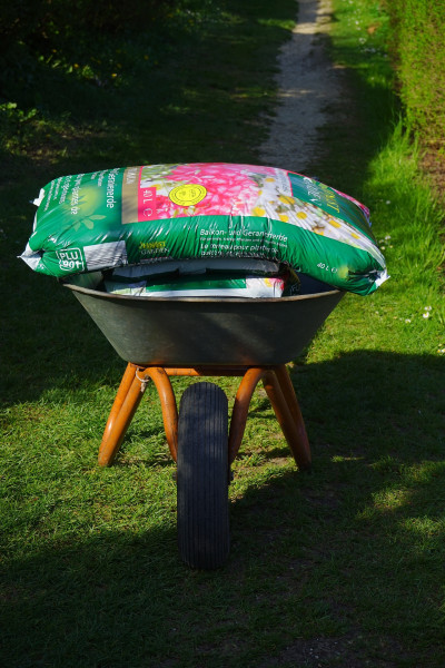 wheelbarrow-324389_1920