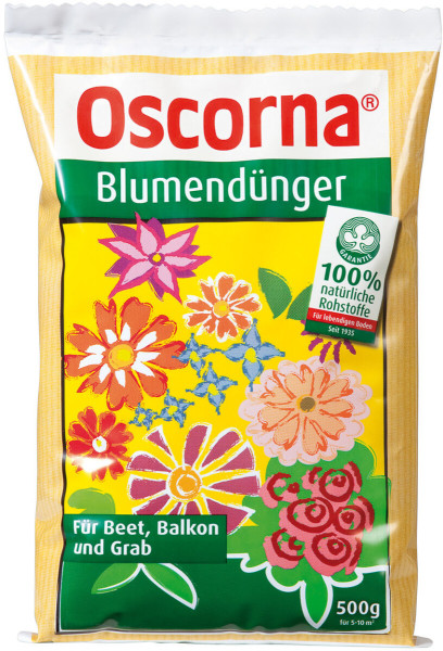 Produktbild von Oscorna-Blumendünger 500g Verpackung mit bunten Blumenillustrationen und Hinweisen zu 100 Prozent natürlichen Rohstoffen sowie Anwendungsgebieten für Beet Balkon und Grab