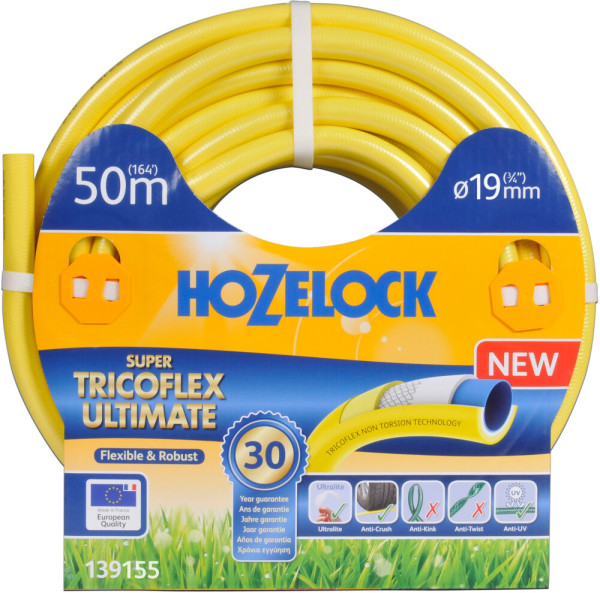 Produktbild des Hozelock Super Tricoflex Ultimate Schlauchs mit 50 Metern Länge und 19 mm Durchmesser auf Verpackung mit Markenlogo und Hinweisen zu Flexibilität und Robustheit.