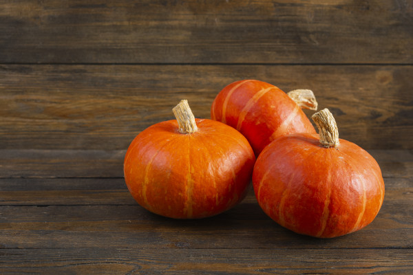 2400-mini-pumpkins-on-wooden-background-thanksgiving-day-conceptJJizQUD4CzVrO