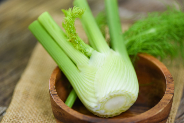 2400-fennel-vegetable-from-the-garden-fresh-raw-fennel-bulbs-ready-to-cook-on-food-wooden-nature-green-background