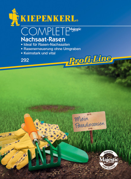 Produktbild von Kiepenkerl Profi-Line Complete Nachsaat-Rasen mit Darstellung der Verpackung, Gartengeräten und einem Schild mit Text Mein Paradiesrasen auf einer Rasenfläche.