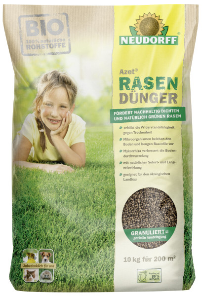 Produktbild von Neudorff Azet RasenDünger 10kg Packung mit Informationen über Inhaltsstoffe und Anwendungshinweise sowie Symbolen zur Umweltverträglichkeit im Vordergrund und einem lächelnden Kind auf einer Wiese im Hintergrund.