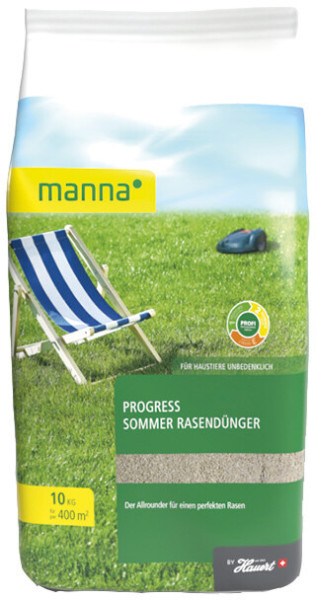Produktbild von MANNA Progress Sommer Rasendünger in einer 10-kg-Packung mit Rasenmotiv Liegestuhl und Schuhen im Hintergrund und Hinweis auf Haustierverträglichkeit.