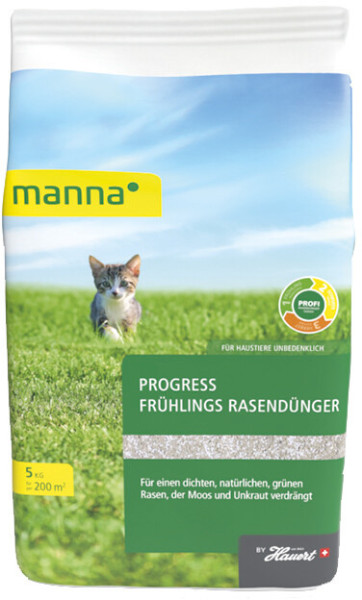 Produktbild von MANNA Progress Frühlings Rasendünger 5kg Verpackung mit Markenlogo und Informationen zur Anwendung sowie einer Rasenfläche und einer Katze im Hintergrund.