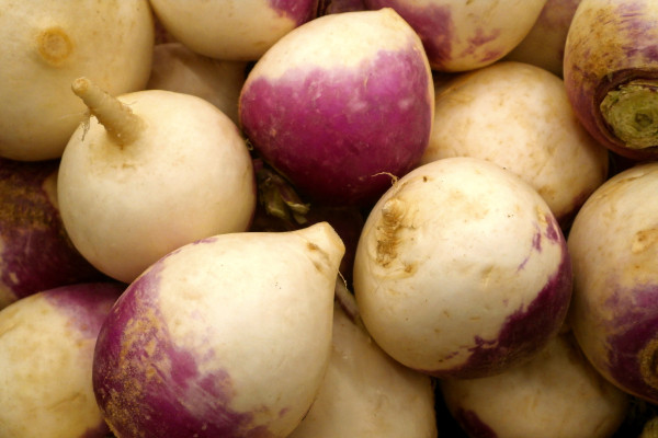large-stack-of-turnips-on-a-market-stall-1