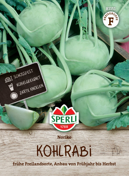 Produktbild von Sperli Kohlrabi Noriko mit mehreren Kohlrabi Knollen grüner Farbe und einem Preisschild auf Holzhintergrund mit der Bezeichnung frühe Freilandsorte Anbau von Frühjahr bis Herbst.