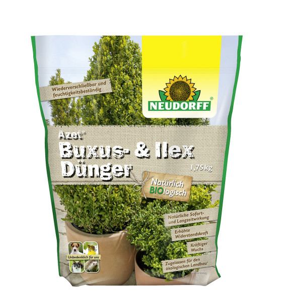 Produktbild von Neudorff Azet Buxus- und IlexDünger Verpackung mit Produktinformationen und Pflanzenbildern im Hintergrund.