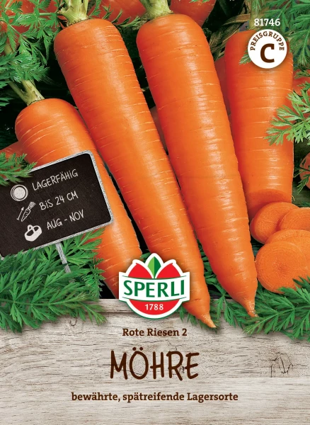 Produktbild von Sperli Möhre Rote Riesen 2 mit Darstellung von großen orangefarbenen Karotten und einem Schild mit Anbauinformationen auf einem Holzhintergrund