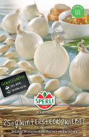 Produktbild von Sperli Weiße Steckzwiebel Silvermoon mit mehreren Zwiebeln und einer Suppenschale im Hintergrund auf einer blau gestreiften Unterlage. Produktbild von Sperli Weiße Steckzwiebel Silvermoon mit mehreren Zwiebeln und einer Suppenschale im Hintergrund auf einer blau gestreiften Unterlage.