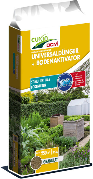 Produktbild von Cuxin DCM Universaldünger plus Bodenaktivator Granulat in einer 25kg Verpackung mit Gartenhintergrund.