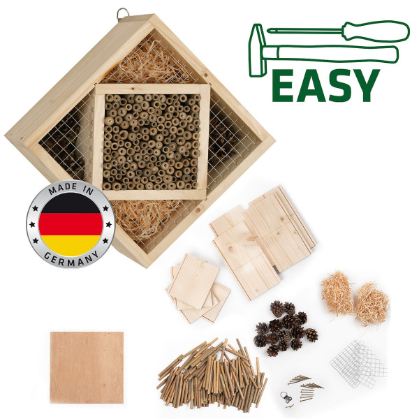 Produktfoto des Gardigo Insekten-Hotel Quader DIY Bausatzes mit verschiedenen Holzelementen und Naturmaterialien für den Zusammenbau sowie einem Made in Germany Siegel.