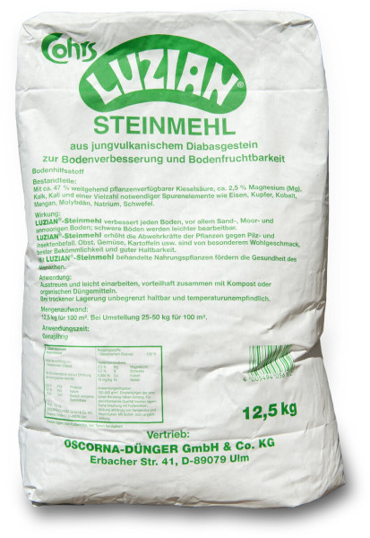 Produktbild von Oscorna Luzian-Steinmehl in einer 12, 5, kg Verpackung mit Informationen zu Inhaltsstoffen und Anwendungsempfehlungen zur Bodenverbesserung und Bodenfruchtbarkeit.