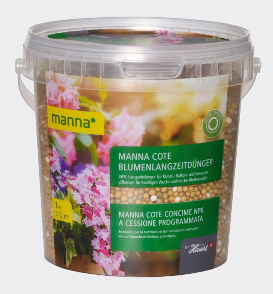 Produktbild des MANNA Blumenlangzeitdüngers in einem 1kg Eimer mit Dekoration von blühenden Pflanzen und Informationen zum Dünger auf der Verpackung in Deutsch und Italienisch.