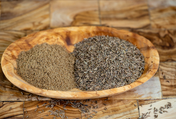 2400-caraway-seeds-carum-carvi-on-olive-wood