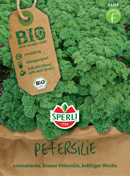 Produktbild von Sperli BIO Petersilie kraus mit Hintergrund aus Petersilienpflanzen und einer Verpackung die Pflanzinformationen anzeigt darunter Pflanzzeitraum und Eignung für Kübel sowie das Sperli Logo und den Namen der Saatgutsorte in deutscher Sprach