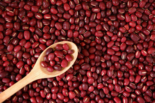 2400-red-beans-background-with-wooden-spoon