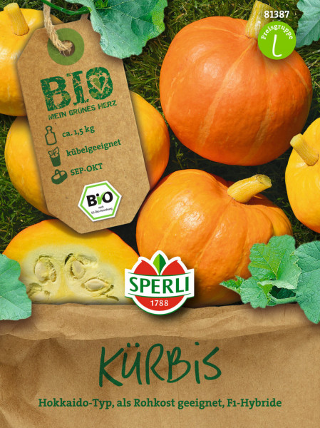 Produktbild von Sperli BIO Kürbis Herzform F1 mit orangefarbenen Kürbissen verschiedenen Größen, einem halbierten Kürbis auf grünem Hintergrund und Verpackungsdetails wie Gewichtsangabe und Bio-Siegel.