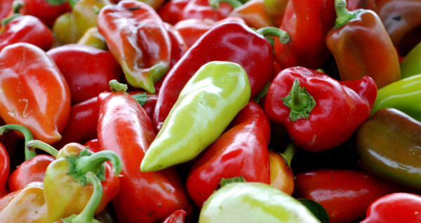 2400-paprika-for-sale-in-a-farmers-market