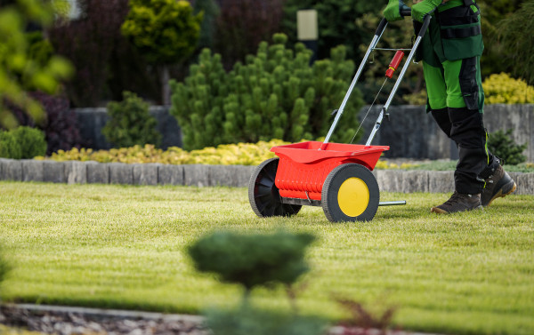 large-grass-lawn-seeding-spreader-job