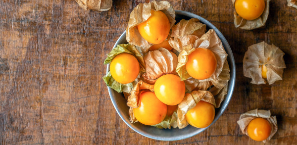 2400-top-view-of-ripe-yellow-cape-gooseberry-fruit-in-a-bowl-of-stainless-steel-on-a-wooden-background