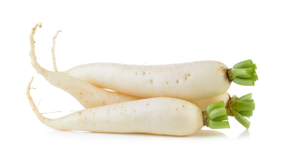 2400-daikon-radishes-isolated-on-white-background