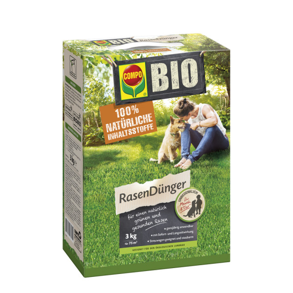 Produktbild von COMPO BIO Rasendünger 3kg Verpackung mit Angaben zu 100 Prozent natürlichen Inhaltsstoffen und einer Szene mit einer Person und einem Hund auf einer Rasenfläche.