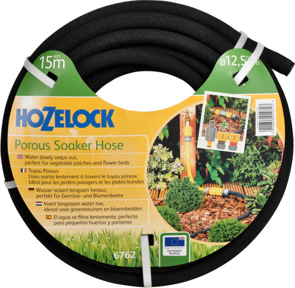 Produktbild des Hozelock Poröser Schlauch 15m auf Verpackung mit Produktinformationen und Anwendungsbeispielen im Garten.