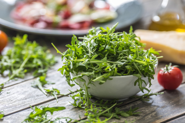 2400-fresh-arugula-salad-in-white-dish-on-wooden-table