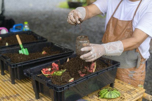 2400-male-hand-holding-soil-and-earthworms-conservation-agriculture-concept