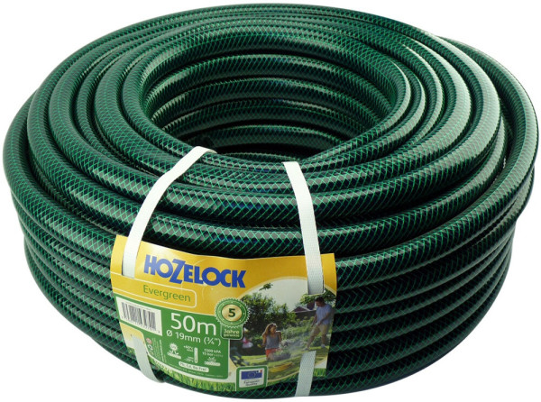 Produktbild des Hozelock Evergreen Bewässerungsschlauchs mit 50 Metern Länge und 19 mm Durchmesser in Grün mit Verpackungsetikett und Produktdetails.