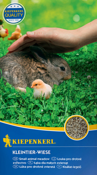 Produktbild von Kiepenkerl Kleintier-Wiese 10 kg mit Darstellung eines Kaninchens und eines Kükens im Gras, Hand reicht hinein, im Hintergrund unscharfe Natur, Verpackungsdesign mit Produktinformationen in verschiedenen Sprachen.