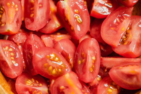 2400-fresh-tomatoes-on-white-table