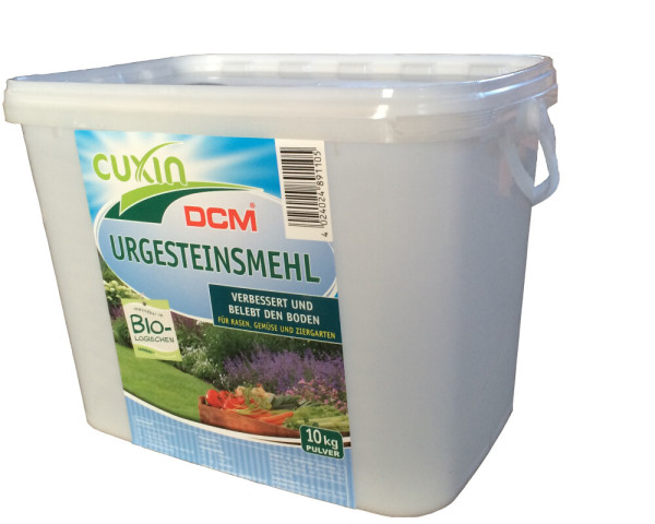 Produktbild von Cuxin DCM Urgesteinsmehl Pulver in einem 10kg Eimer mit Produktinformationen und Anwendungshinweisen auf der Verpackung.