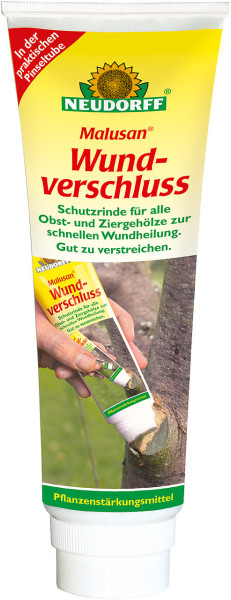 Produktbild von Neudorff Malusan Wundverschluss in einer 275ml Pinseltube zur schnellen Wundheilung von Obst- und Ziergehölzen mit Hand, die das Produkt an einem Baumstamm anwendet.