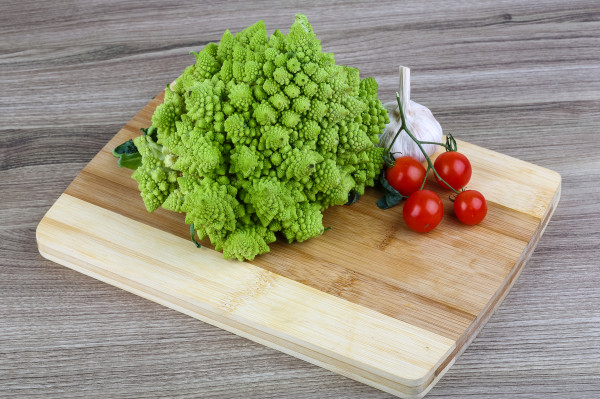 2400-romanesco-cabbage-on-wood